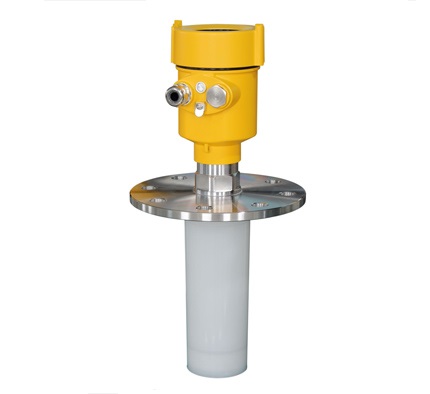 Self-heating radar level transmitter