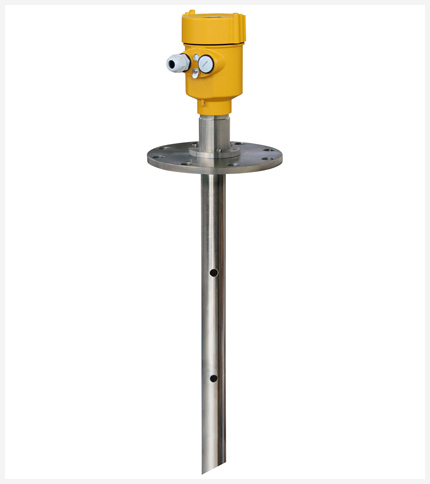 Radar level transmitter for low dielectric constant slightly sticky stirred liquid