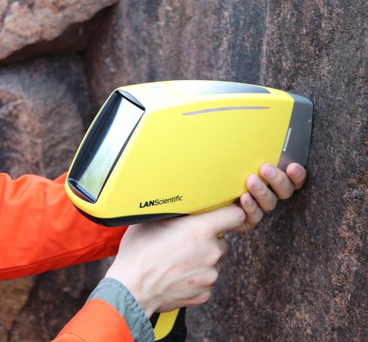 TrueX 900/TrueX 960 handheld XRF mineral analyzer